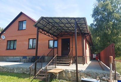 Входная группа с покрытием из металлочерепицы