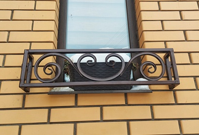 Металлические цветочницы на окна Металлические цветочницы на окна