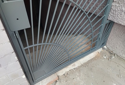 Металлические решётки для входа в подвал