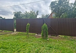 Заборы для дачи из металлического штакетника