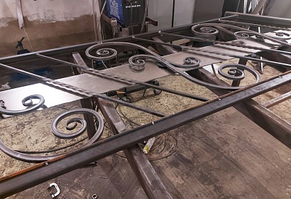 Металлические перила с поручнями из дерева Металлические перила с поручнями из дерева