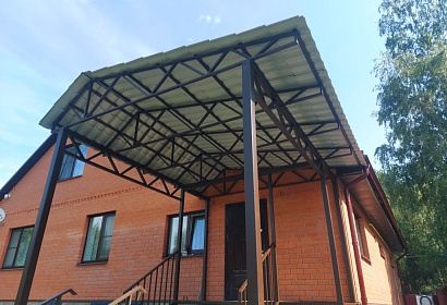 Входная группа с покрытием из металлочерепицы