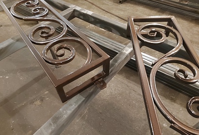 Металлические цветочницы на окна Металлические цветочницы на окна