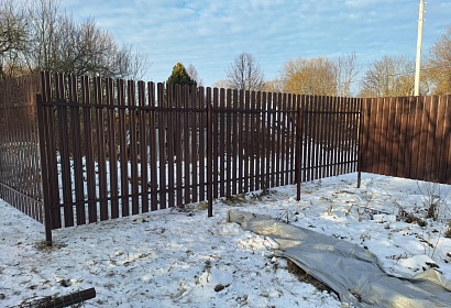 Забор с воротами из металлоштакетника