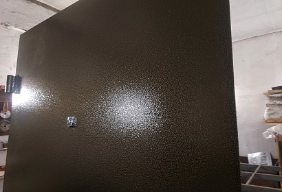 Сварная дверь в квартиру из металла