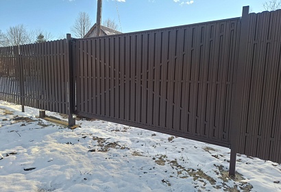 Забор с воротами из металлоштакетника