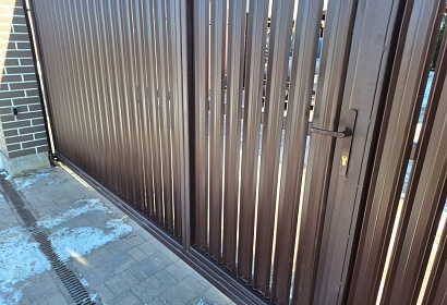 Откатные ворота из евроштакетника Откатные ворота из евроштакетника