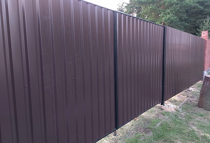 Забор из профнастила с воротами Забор из профнастила с воротами