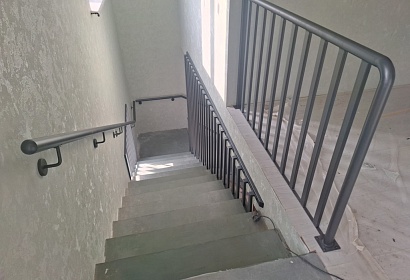 Перила из круглой трубы с ограждением