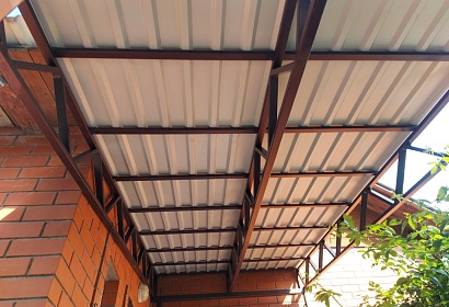 Навес над крыльцом частного дома