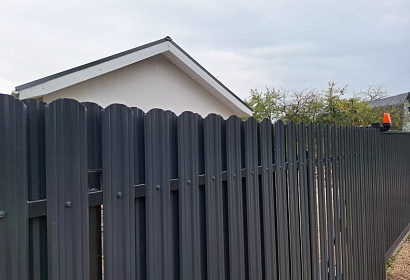 Забор из металлического штакетника
