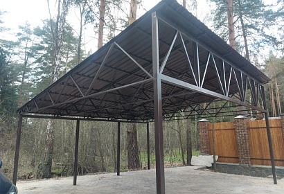 Навес с покрытием из профильного листа