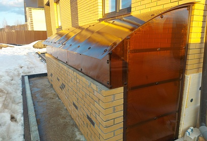 Навес над подвалом из поликарбоната Навес над подвалом из поликарбоната