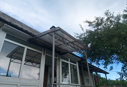 Козырёк над входной дверью