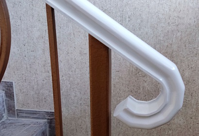 Металлические перила с поручнями из дерева Металлические перила с поручнями из дерева