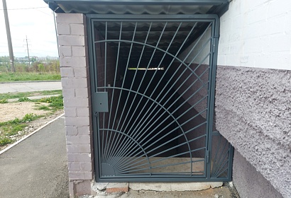 Металлические решётки для входа в подвал