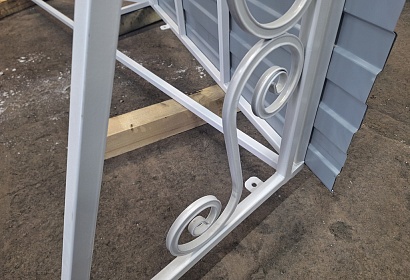 Сварной металлический козырёк с декором