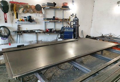 Металлическая дверь с перилами Металлическая дверь с перилами