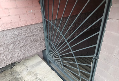 Металлические решётки для входа в подвал