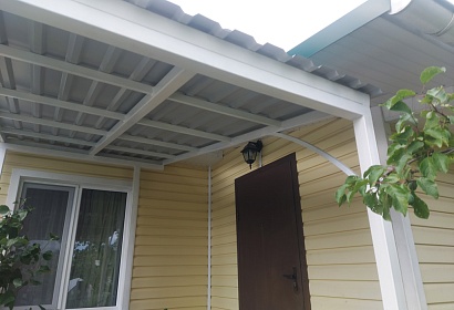 Козырёк над входом в дом
