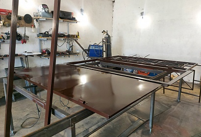 Металлическая дверь с перилами Металлическая дверь с перилами