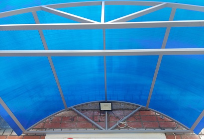 Арочный козырёк из поликарбоната