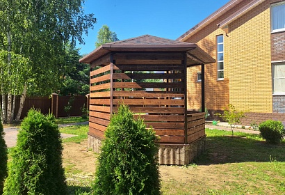 Шестигранная беседка из металла и дерева