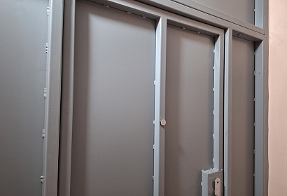 Металлическая дверь в тамбур