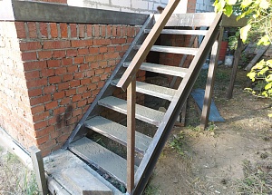 Металлическая лестница с площадкой для дома