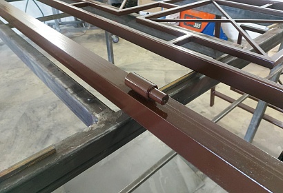 Металлическая дверь с перилами Металлическая дверь с перилами