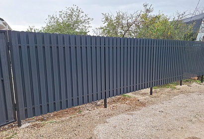Забор из металлического штакетника