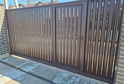 Откатные ворота из евроштакетника Откатные ворота из евроштакетника