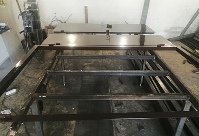 Металлическая двухстворчатая дверь