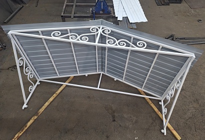 Сварной металлический козырёк с декором