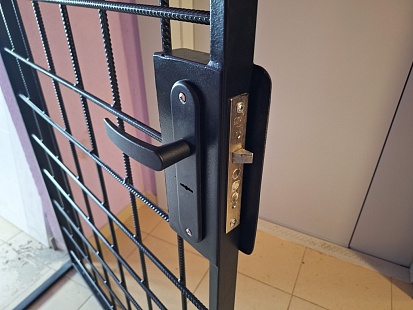 Металлическая решётчатая дверь