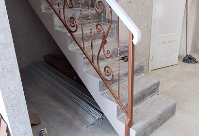 Металлические перила с поручнями из дерева Металлические перила с поручнями из дерева