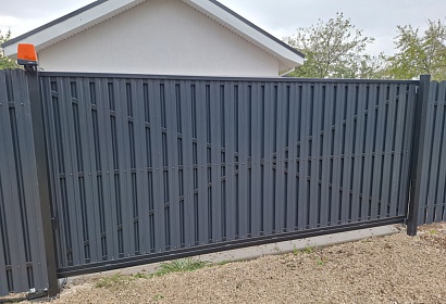 Забор из металлического штакетника