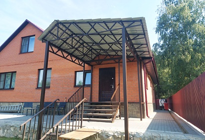 Входная группа с покрытием из металлочерепицы