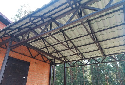 Входная группа с покрытием из металлочерепицы