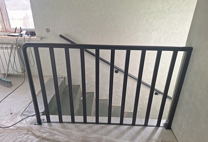 Перила из круглой трубы с ограждением