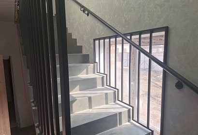 Перила из круглой трубы с ограждением