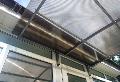 Козырёк над входной дверью