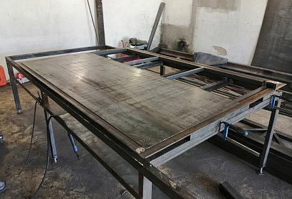 Металлическая двухстворчатая дверь