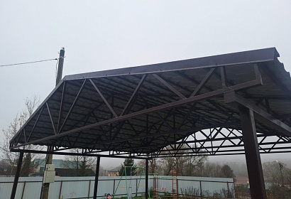 Двухскатный навес из металлочерепицы Двухскатный навес из металлочерепицы