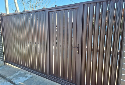 Откатные ворота из евроштакетника Откатные ворота из евроштакетника