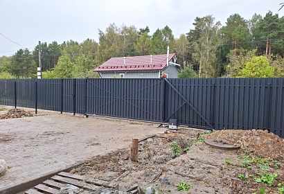 Забор из металлического штакетника