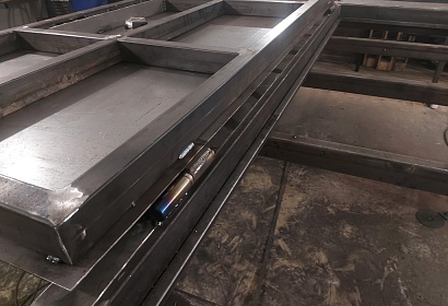 Сварная дверь в квартиру из металла