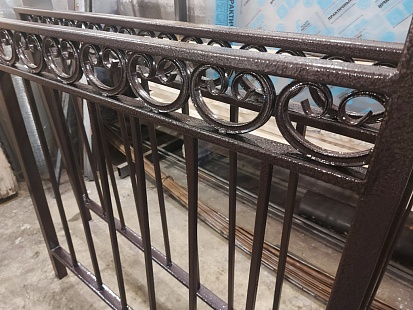 Перила с декоративными элементами