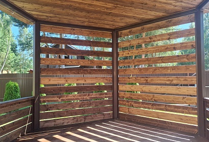 Шестигранная беседка из металла и дерева