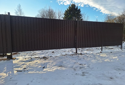 Забор с воротами из металлоштакетника